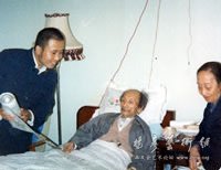 蒋兆和、萧琼二老观看大宁河览胜图卷