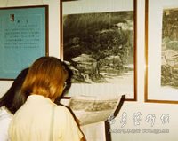 外国友人持介绍杨彦作品的《中国日报》观看《新人新作展》